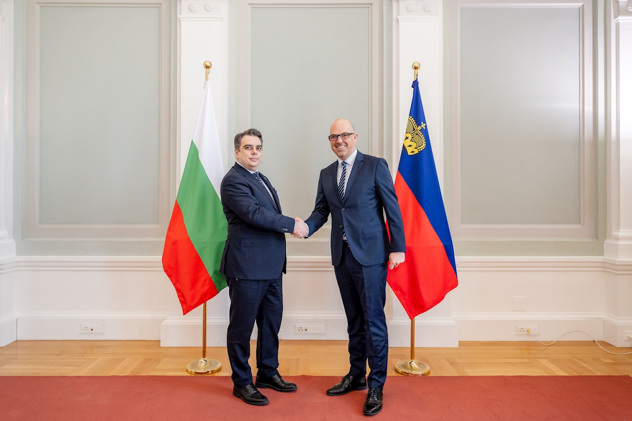 Regierungschef Daniel Risch, rechts, begrüsst Assen Wassilew, Finanzminister der Republik Bulgarien. Hinter den beiden sind die Flaggen von Bulgarien und Liechtensteins zu sehen.