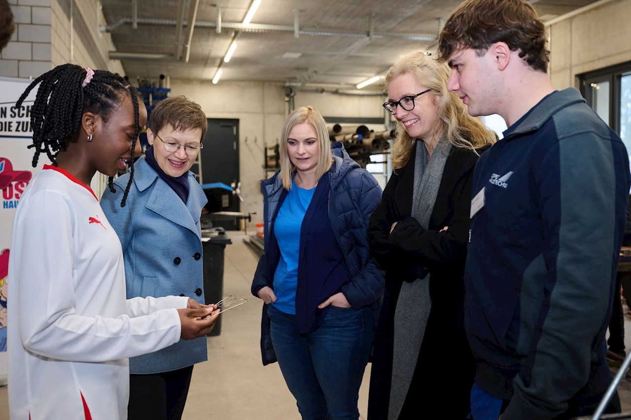 Wirtschaftsministerin Sabine Monauni besucht die BerufsCHECK-Woche