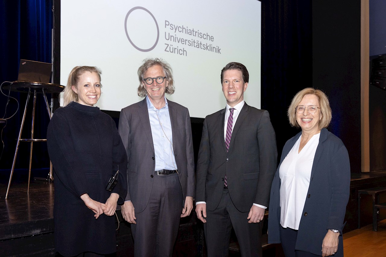 Regierungsrat Manuel Frick, 2. von rechts, posiert mit Fanny de Tribolet-Hardy, Leiterin der Präventionsstelle Pädosexualität Zürich, Elmar Habermeyer, Direktor der Klinik für Forensische Psychiatrie Zürich, und Helene Vorhauser, Leiterin Kinder- und Jugenddienst vor einer Leinwand..