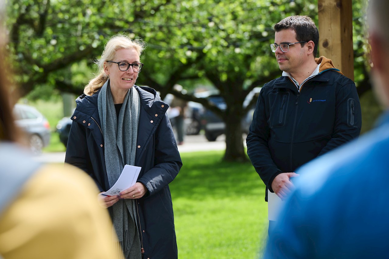 Regierungschef-Stellvertreterin Sabine Monauni spricht zu den Teilnehmenden an einer Exkursion ins Ruggeller Riet. Neben ihr steht Ruggells Vorsteher Christian Öhri.