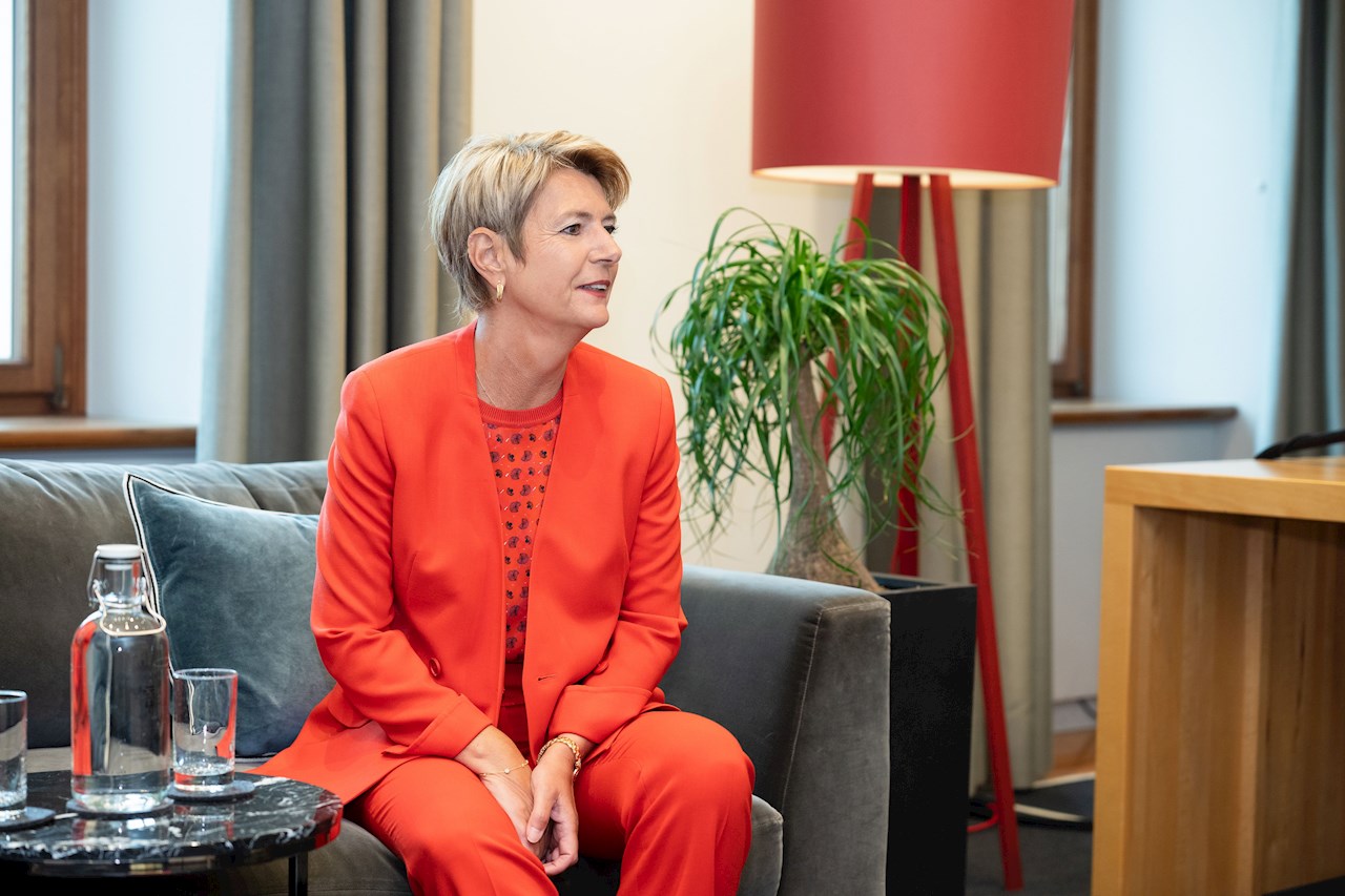 Bundesrätin Karin Keller-Sutter sitzt in einem Sessel im Regierungsgebäude in Vaduz.