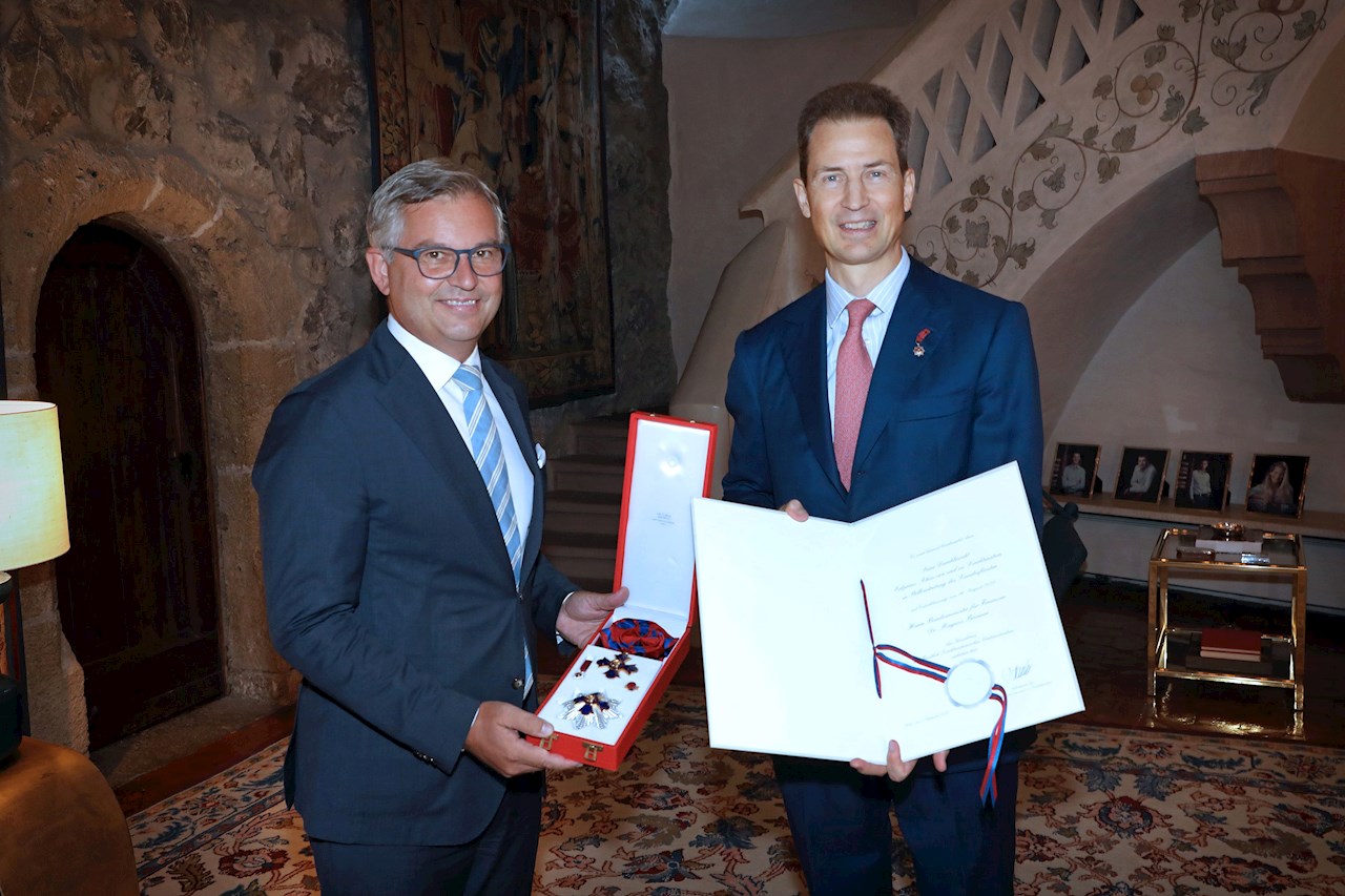 Magnus Brunner und S.D. Erbprinz Alois von und zu Liechtenstein posieren mit Orden für Kamera