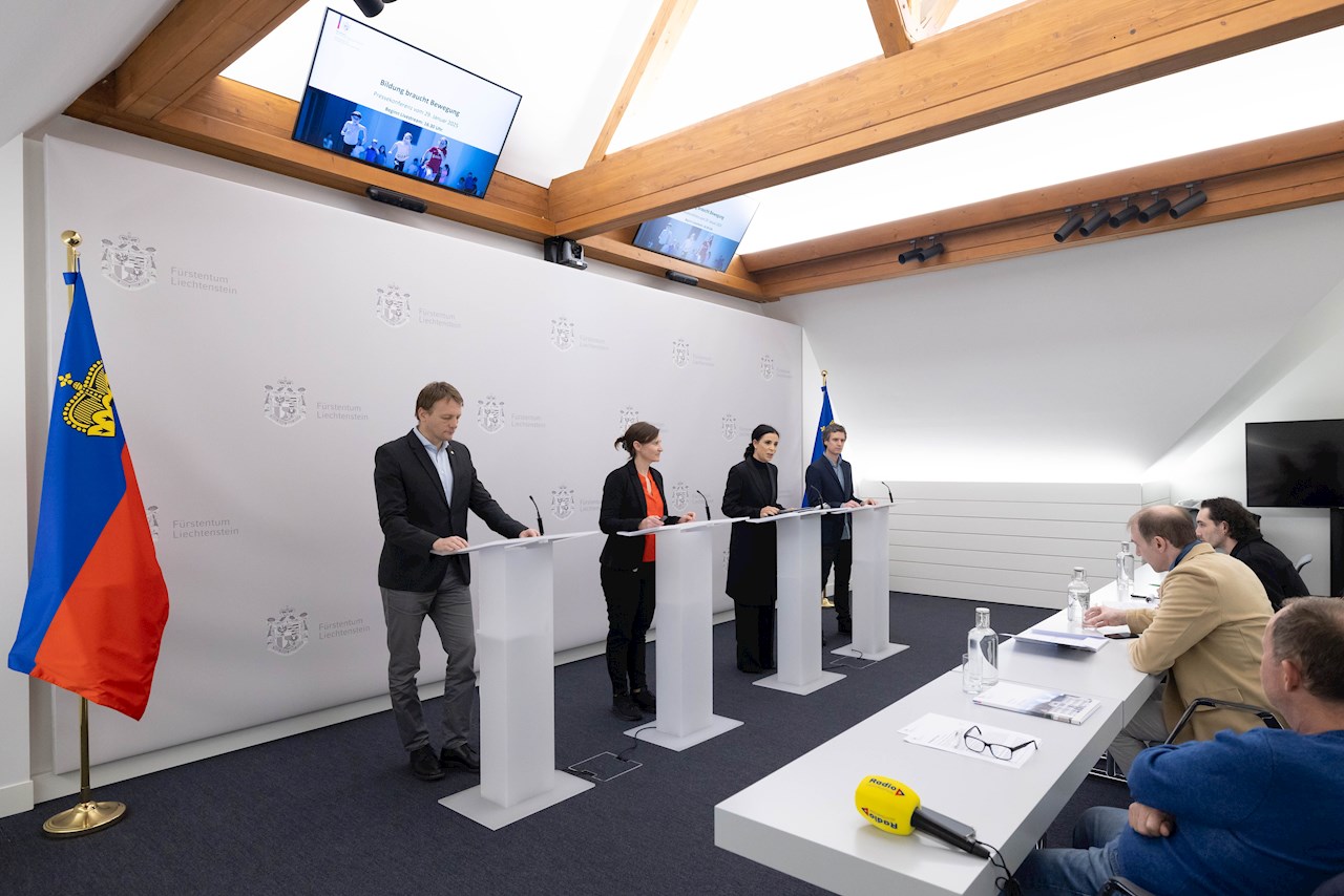 Dominique Hasler spricht am Rednerpult im Medienraum, daneben Beat Wachter, Rachel Guerra und Jürgen Tömördy
