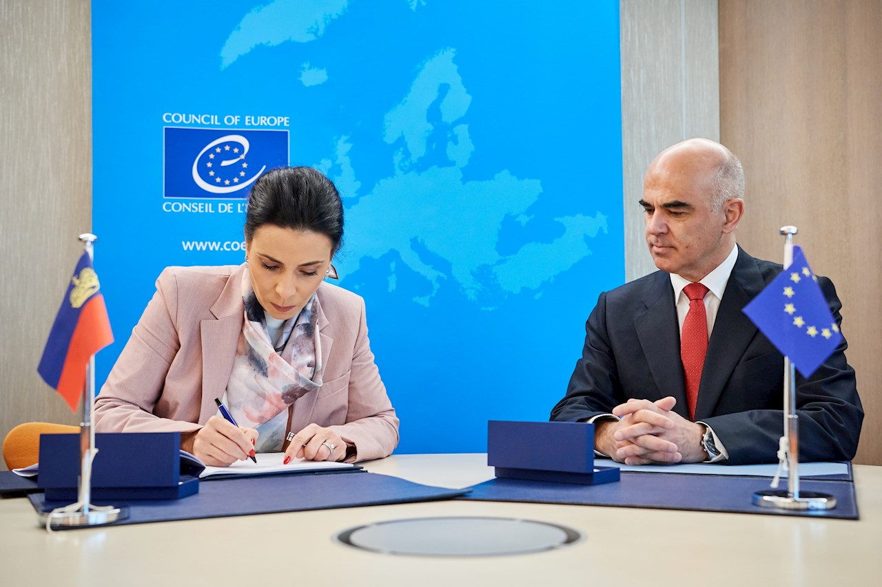 Regierungschef Daniel Risch und Aussenministerin Dominique Hasler stellen in Strassburg das «Book of Europe» vor