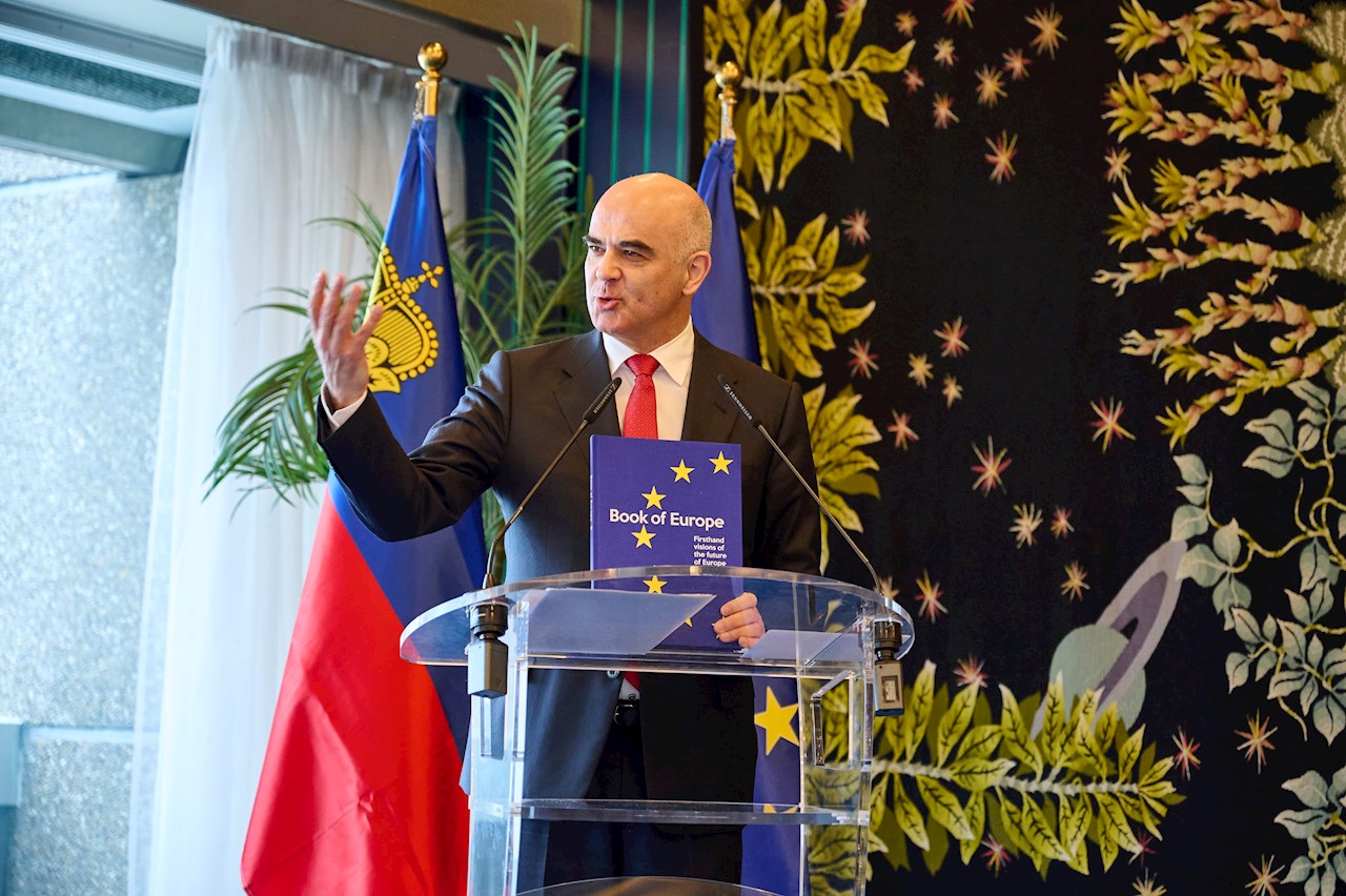 Regierungschef Daniel Risch und Aussenministerin Dominique Hasler stellen in Strassburg das «Book of Europe» vor
