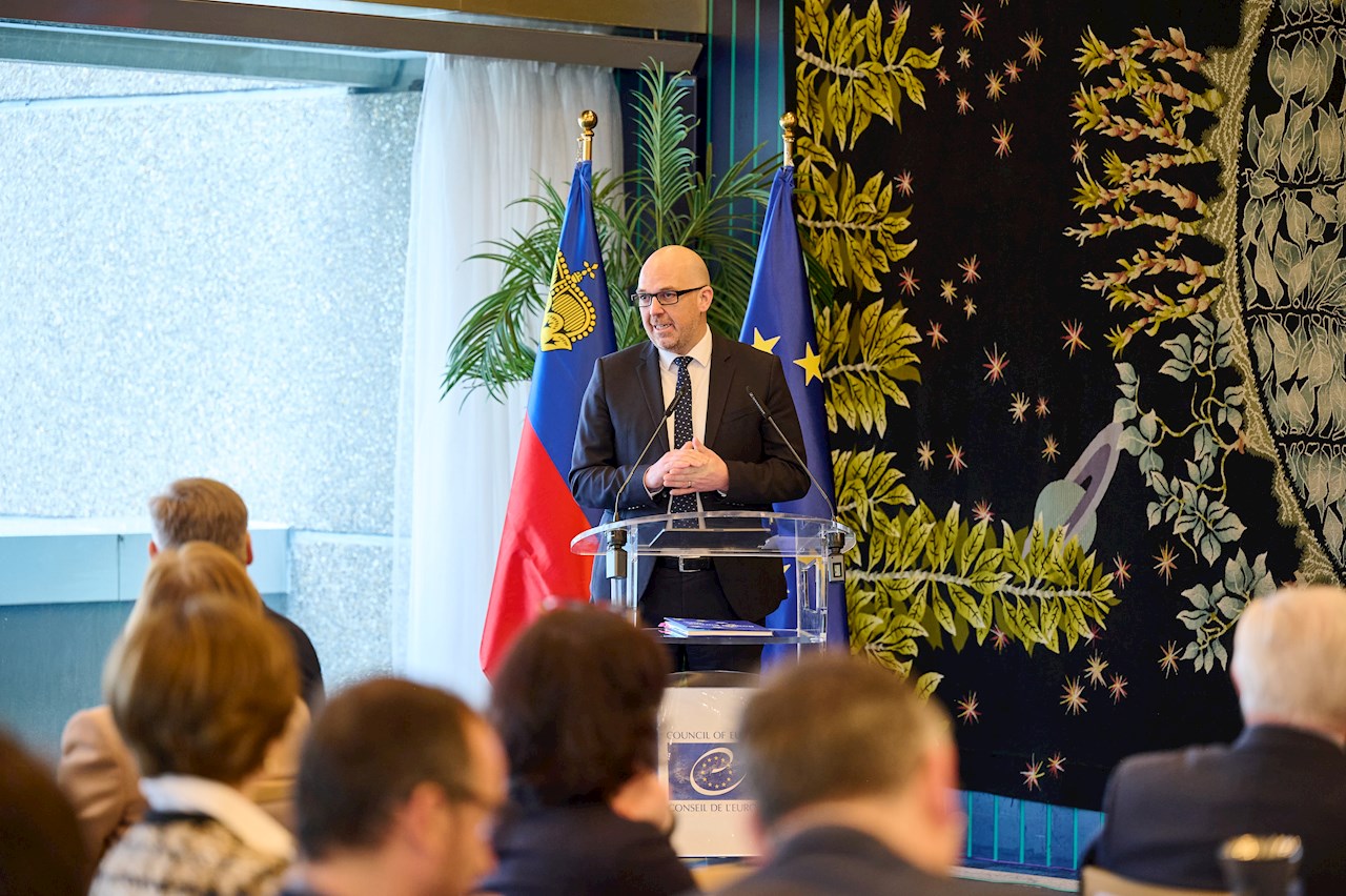 Regierungschef Daniel Risch und Aussenministerin Dominique Hasler stellen in Strassburg das «Book of Europe» vor