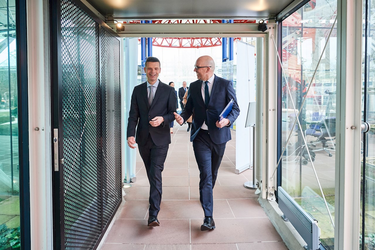Regierungschef Daniel Risch und Aussenministerin Dominique Hasler stellen in Strassburg das «Book of Europe» vor