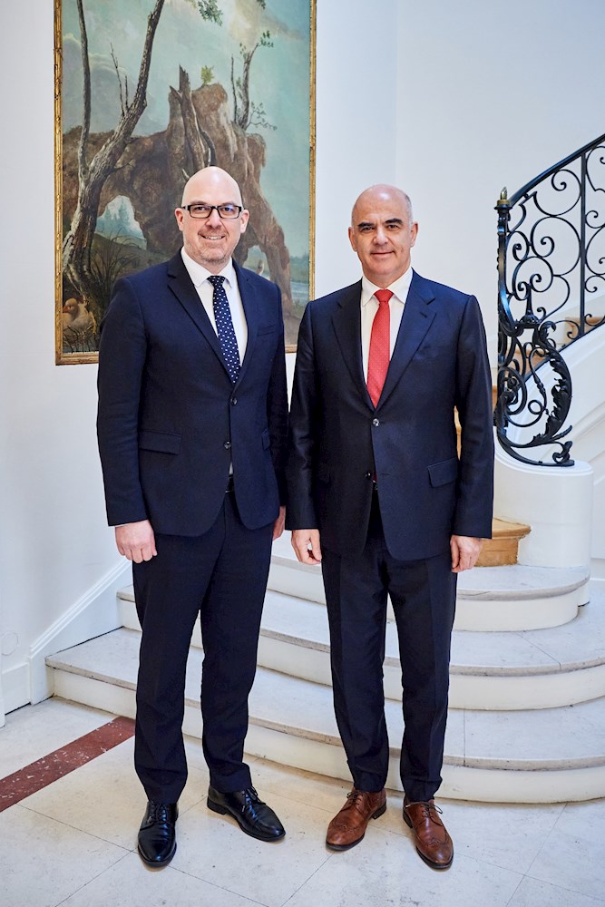 Regierungschef Daniel Risch und Aussenministerin Dominique Hasler stellen in Strassburg das «Book of Europe» vor