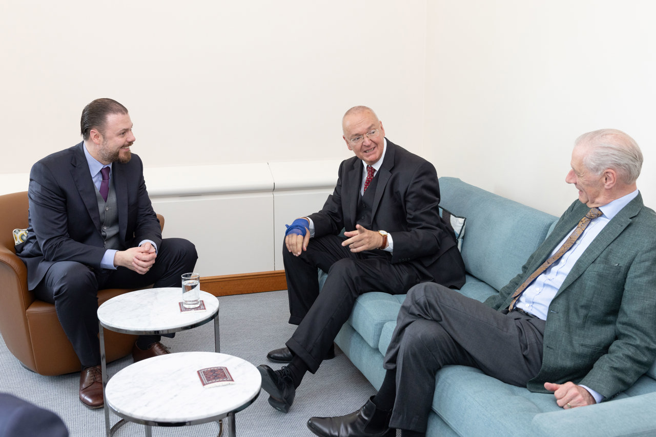Foto von Hubertus Schumacher, Präsident des Fürstlichen Obersten Gerichtshofs, Justizminister Emanuel Schädler und Georg Kodek, Präsident des österreichischen obersten Gerichtshofs auf Sessel und Sofa