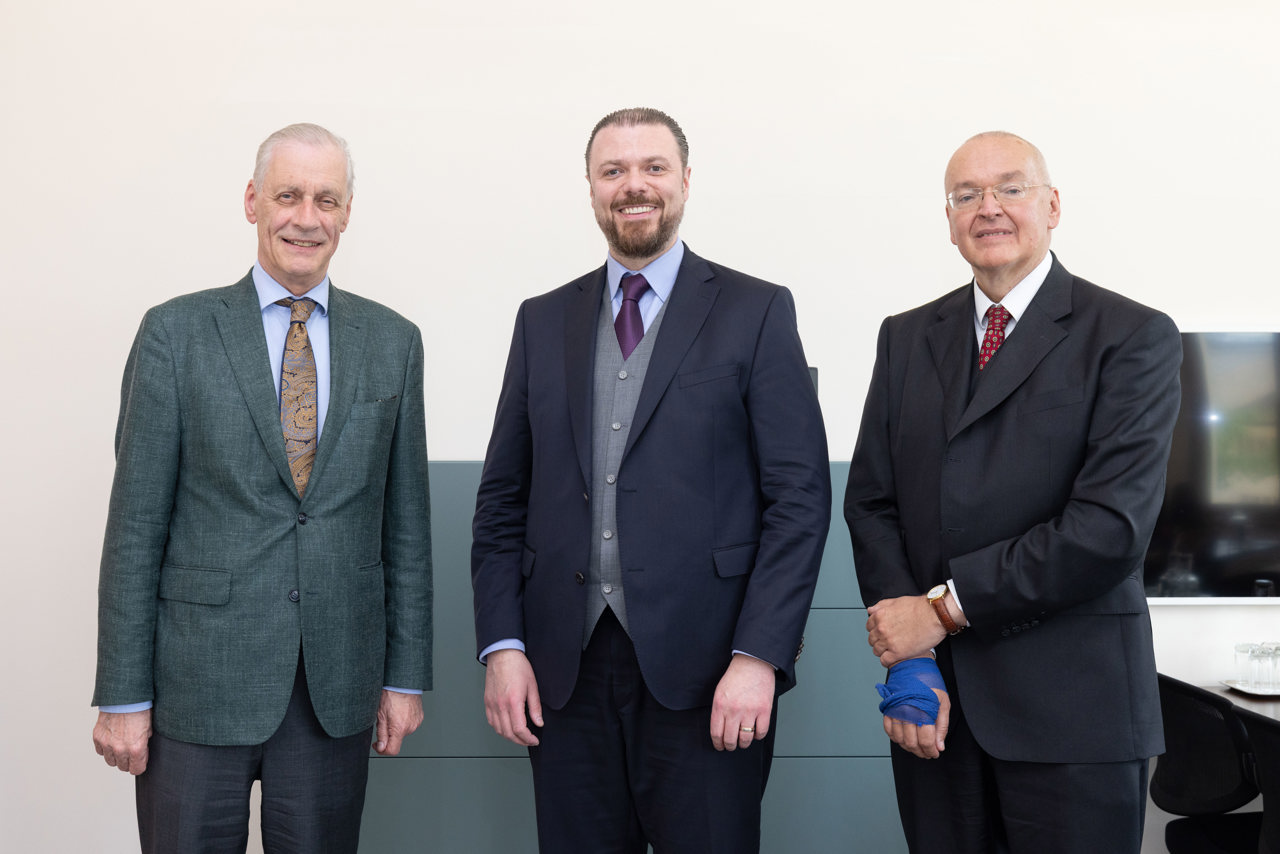 Foto von Hubertus Schumacher, Präsident des Fürstlichen Obersten Gerichtshofs, Justizminister Emanuel Schädler und Georg Kodek, Präsident des österreichischen obersten Gerichtshofs