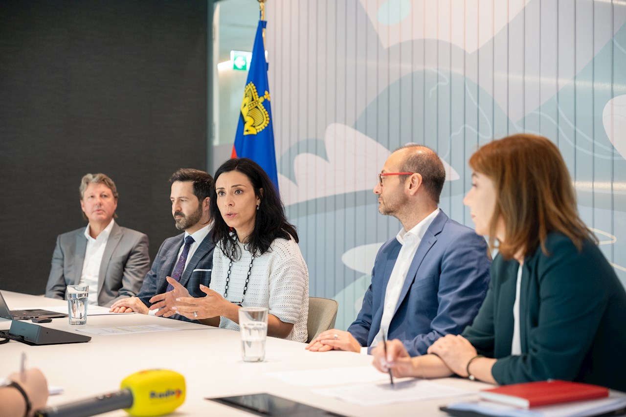 Alexander Ospelt, Panagiotis Potolidis-Beck, Dominique Hasler, Simon Tribelhorn und Nicole Schmid sitzen an Tisch, Hasler spricht