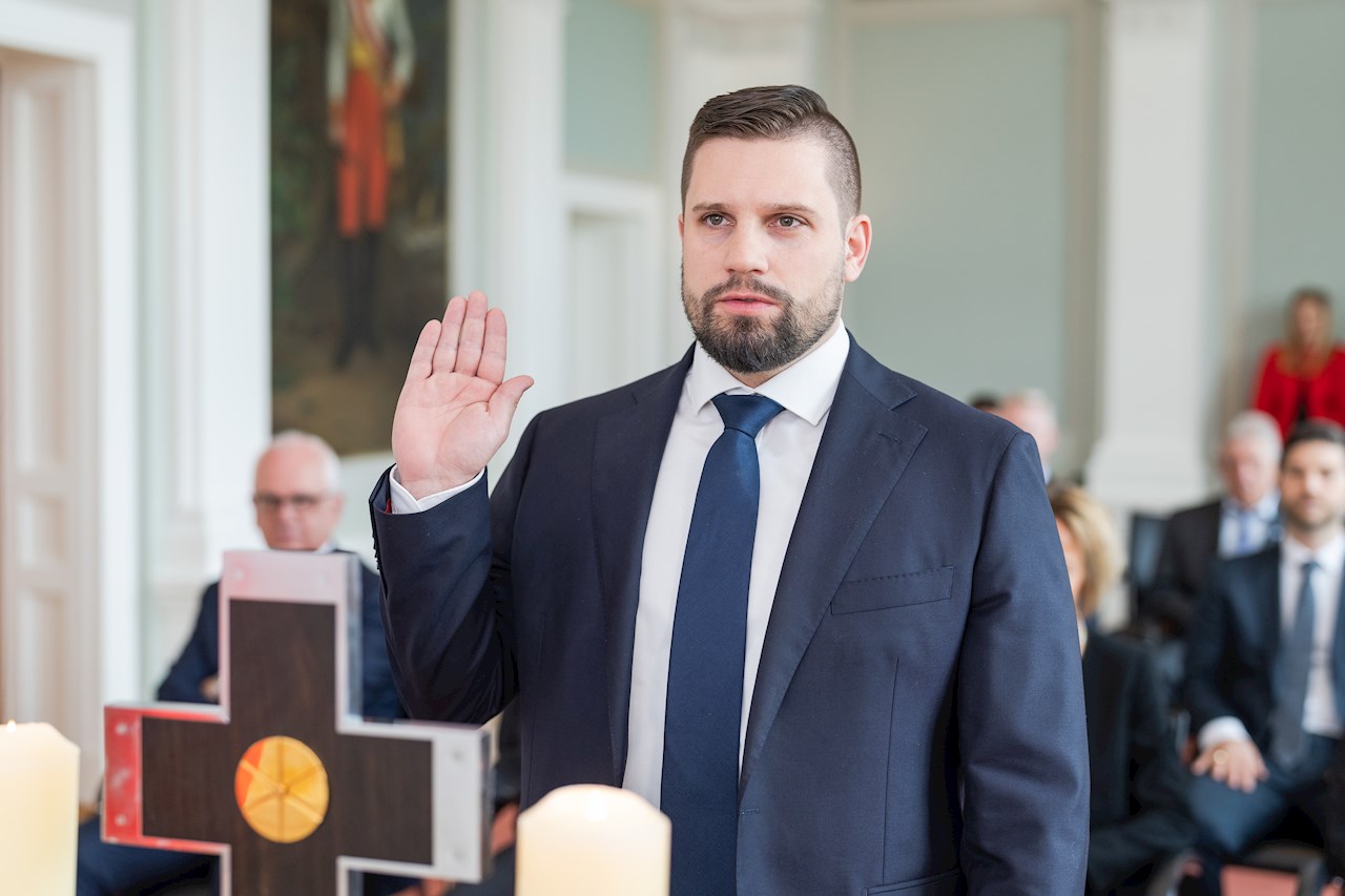 Regierungschef Daniel Risch vereidigt Bürgermeisterin sowie Gemeindevorsteherinnen und -vorsteher