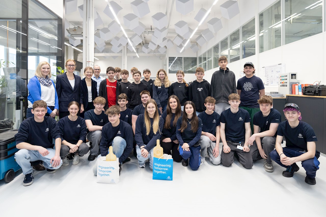 Wirtschaftsministerin Sabine Monauni besucht die BerufsCHECK-Woche