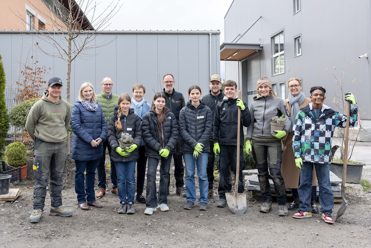 Wirtschaftsministerin Sabine Monauni besucht die BerufsCHECK-Woche